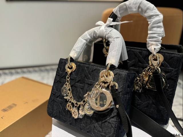 Dior Winter24 Lady D家最具有代表性的包包,拥有众多的粉丝~D家 Lady D-Lite～诞生于20世纪90年代初,与戴安娜王妃有一段特殊的传