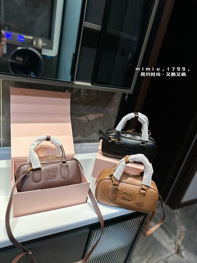 礼盒包装 缪缪保龄球包 缪缪miumiu 手提包 轻轻松松高级感 包包手感巨好容量也很不赖 简单却又不失华丽 不要觉得会炸眼太高调了什么的 根本不会！ 在你的精 - 点击图像关闭