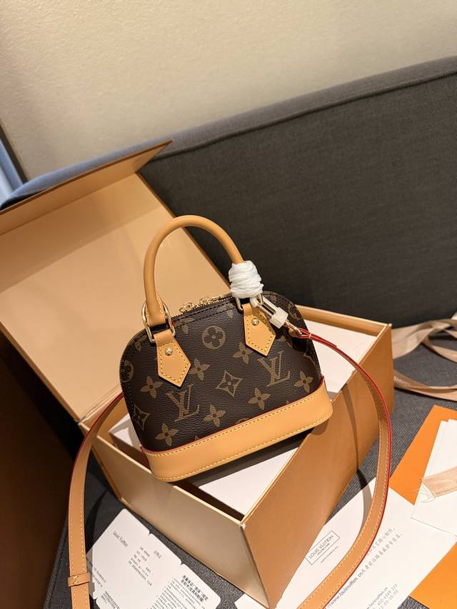 原单 “折叠礼盒官网飞机盒” Alma Nano 贝壳手袋 迷你贝壳包系列 New Launch Nano Alma 手袋 用微型版本再现象征性的阿尔玛包的纳米 - 点击图像关闭