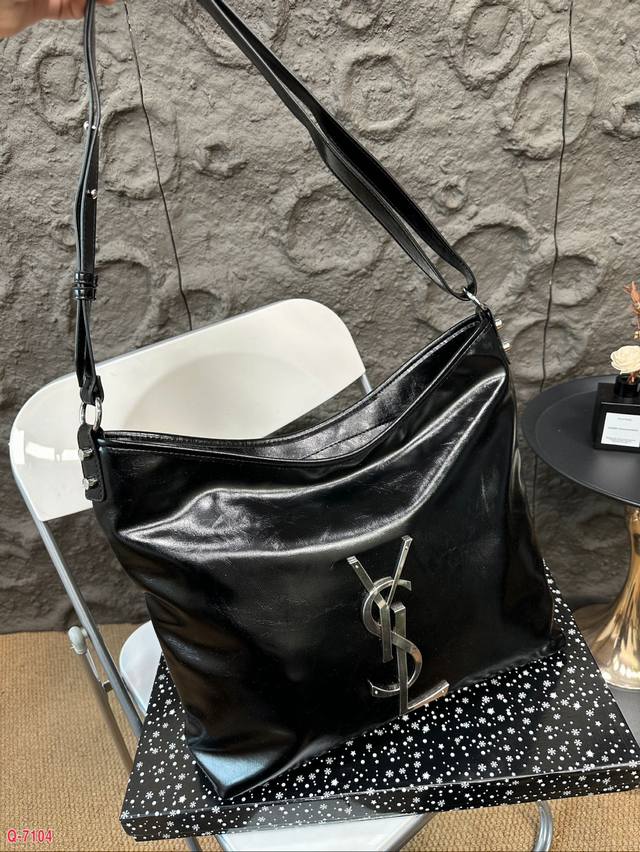 配礼盒 Ysl圣罗兰嬉皮腋下包上身非常百搭 最主要的是减龄款，超多明星都在用的皮质是比较细腻柔软的，手感非常的舒服，但是亲们不要忘记这款是定型包，包包小巧能装，