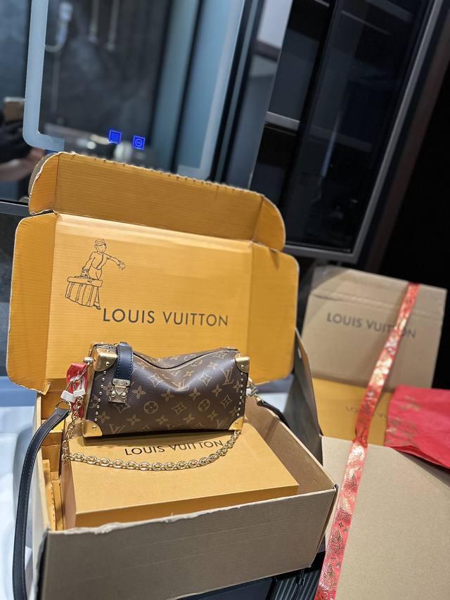 礼盒包装 Lv 横版谷爱凌 舒适与精致并存 简洁大方 却又不失小心机 轻松朾造优雅通勤穿搭尺寸24.11 礼盒包装 Lv 横版谷爱凌 舒适与精致并存 简洁大方 却又不失小心机 轻松朾造优雅通勤穿搭尺寸24.11