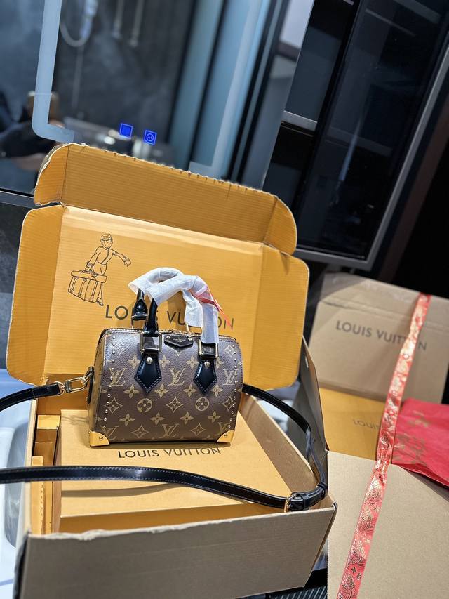 礼盒包装 Lv铆钉枕头包 简单百搭 颜值高 日常出街首选 潮酷时尚女孩必入款尺寸20.14 礼盒包装 Lv铆钉枕头包 简单百搭 颜值高 日常出街首选 潮酷时尚女孩必入款尺寸20.14