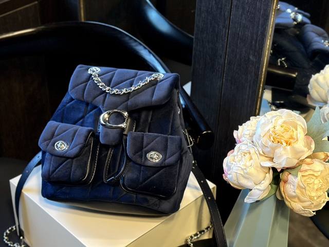 丝绒 官网飞机盒包装 Coach Tabby双肩 可羊皮材质，触感软到不行； ②细腻质感，高级得让人心动； 1. 设计简约，却不失时尚感; 2. 容量大小，日常