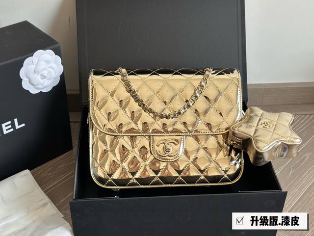 配盒 Size：25*19Cm 小香家 24C 漆皮双肩包 这个金书包真的是太太太好看了 金的刚刚好不俗艳不张扬很能装！ 还有小星星哦！