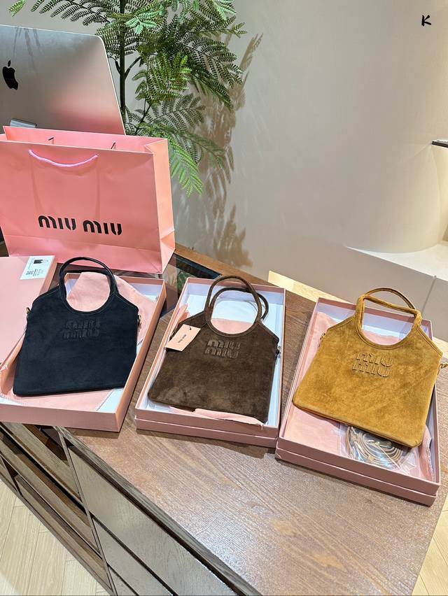Miu Miu Ss25包包配饰大.上新 首先是ivy Tote推出了皮、帆布、牛仔三种材质的全新 Miji尺寸: 20*24Cm。2024春夏大热的牛仔拼皮i