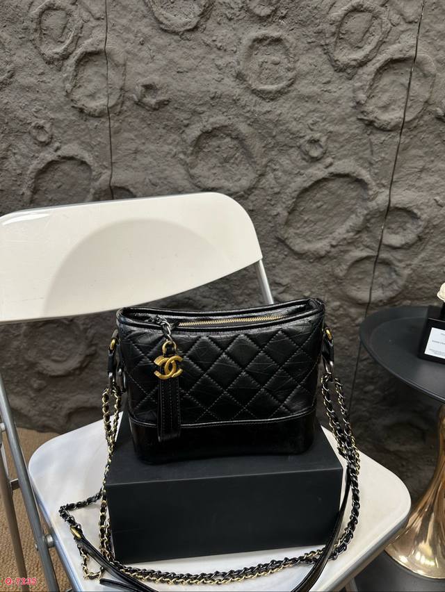 配折叠盒 香奈儿chanelbrielle流浪包单肩包斜挎包链条包流浪包要说最最最红的包包，一定就是 Gabrielle手袋啦！我觉得它跟le Boy 有一个共