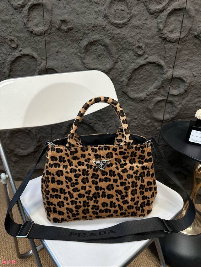 普拉达pradasoftlux 豹纹杀手包质感很高级 容量超级大也很耐用 日常出街背它回头率百分百就是这种随性慵懒感 尺寸30.20Cm