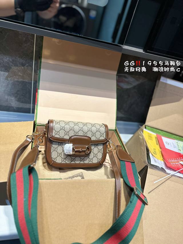 礼盒包装 秋天到了~大地色包包火起来了 Gucci 这款1955 棕色系 马鞍包 入门级包包 容量很赞 内里同步编码 牛皮品质 真的是绝绝子~ Size: 20