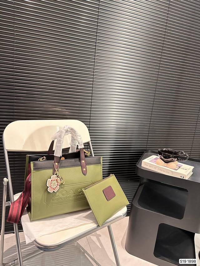 蔻驰托特包，除了好看还是好看，托特包造型简单又好用关键是超好看，轻便，缤纷又结实。分分钟成为街上最具回头率的时尚单品！尺寸：30 22货号1898