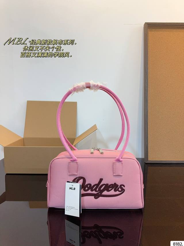 Mlb 新款保龄球 棱角分明 干净利落 真的好看又实用. 容量大 很好装. 可搭配性 尺寸:30*7*17Cm Mlb 新款保龄球 棱角分明 干净利落 真的好看又实用. 容量大 很好装. 可搭配性 尺寸:30*7*17Cm