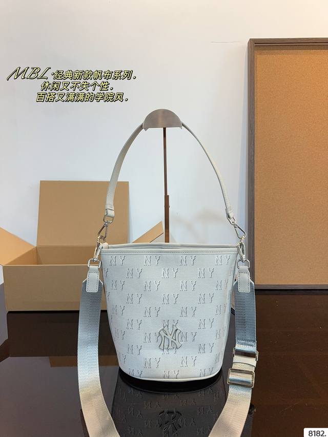 Mlb 水桶包 斜挎 单肩 又美又a的 时尚百搭 容量也非常可以 Mlb更加适合春夏 很是清爽!尺寸:20*14*23Cm Mlb 水桶包 斜挎 单肩 又美又a的 时尚百搭 容量也非常可以 Mlb更加适合春夏 很是清爽!尺寸:20*14*23Cm