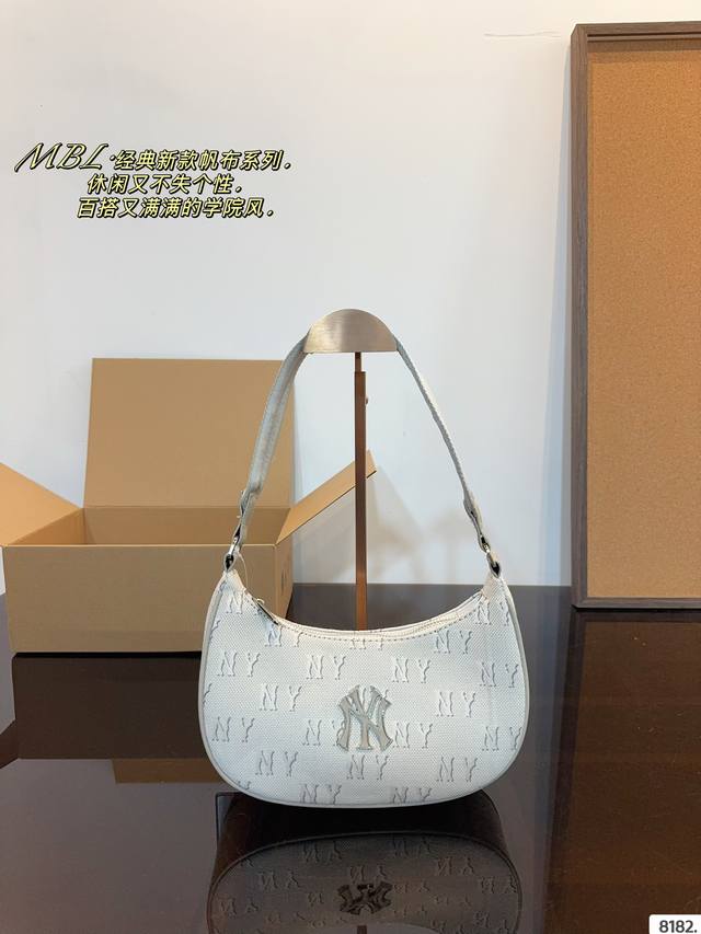 Mlb 新款腋下包. 真的超级好搭配 无论是开春的卫衣 毛衣 衬衫 还是夏天的辣妹风短衣 T恤 它都会给你的穿搭加点缀 相得益彰! 尺寸:24*7*12Cm Mlb 新款腋下包. 真的超级好搭配 无论是开春的卫衣 毛衣 衬衫 还是夏天的辣妹风短衣 T恤 它都会给你的穿搭加点缀 相得益彰! 尺寸:24*7*12Cm