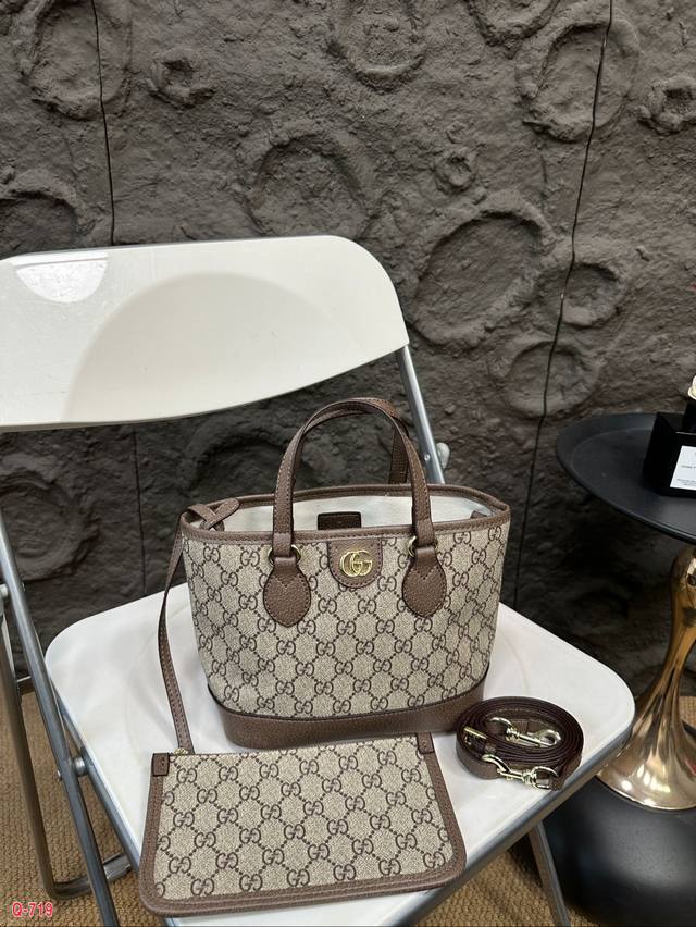 配折叠盒 酷奇gucci新款mini托特来咯！ 小小的菜篮子一定要出去野餐拍照 可拆卸的斜挎肩带太完美啦 内里还有个可拆卸的小卡包 小小包，大容量 尺寸21.1