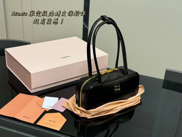 配盒 Size：27*12Cm Miumiu保龄球 公文包 包包甜度刚好！ 很难不爱啊啊！ 可手拎也可斜挎 绝对不是小废包哦容量足足的~~ 出场就是miumiu