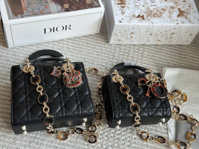 配盒 Size：17Cm 3格 21Cm 4格 Lady 新款玳瑁链条包 D家戴妃，超级养眼哦！ 高端品质，随意对比细节， 不要太上头哦亲！