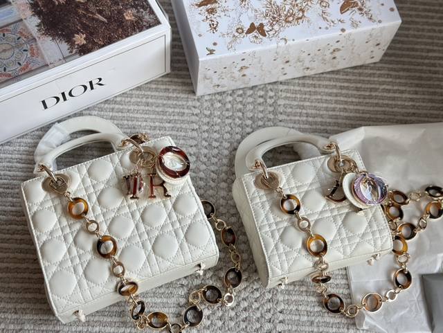 配盒 Size：17Cm 3格 21Cm 4格 Lady 新款玳瑁链条包 D家戴妃，超级养眼哦！ 高端品质，随意对比细节， 不要太上头哦亲！
