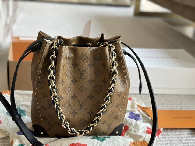 配盒新款 Size：22*26Cm L家 新品秀款水桶包 福袋 除了菜篮子经典的手提方法之外 还多给了一条肩带 可以单肩和斜挎哦！ 还配内胆哦