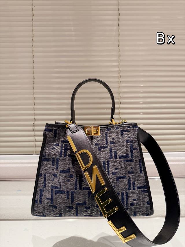 Ff织锦工艺，以提花织机织成，使用雪尼尔绒纱线，重现遍布式ff Logo 该类型纱线由两种不同纤维组成：一种是gots认证有机细棉纱，用于制作基底，另一种是较粗