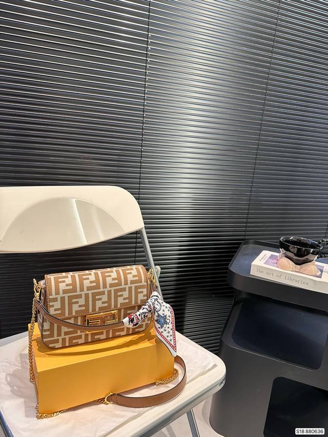 配折叠盒子 芬迪新款系列法棍 背在腋下的fendi法棍包复古气息满满，小巧精致不会有邋遢感，各种材质任你挑选，好看时髦同时又拥有着实用的超大内容量，绝对是冬天出