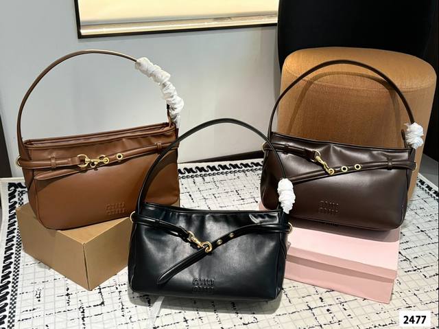 折叠盒子 缪缪腋下包 开挂的miumiu火遍全网了 今年miumiu真是开挂了啊把学院风拿捏的死死的太好看啦 尺寸：34.21