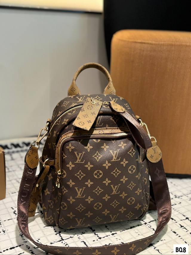 Lv爆款双肩出货 新款 男女背都好看 作为一只合格的双肩包 一定要好看 舒适 耐造 背包比较大 远途旅行带它准没错 也是学生党的最佳选择 超级实用 再适合不过小