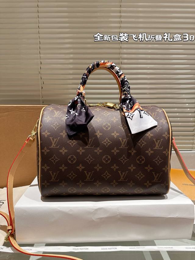 折叠盒包装飞机盒 原版高品质 ～Lv Speedy Nano 枕头包这款retiro 手袋以标志性的lv老花面料制成，搭配奢华的黄皮饰边，经典永恒。优雅低调的外