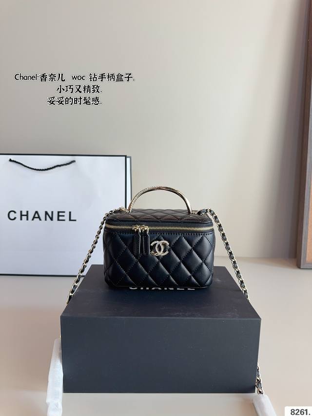 配礼盒. Chanel.香奈儿 盒子单肩包. 质感很高级 容量超级大也很耐用 日常出街背它回头率百分百 就是这种随性慵懒感尺寸：16*8*10Cm