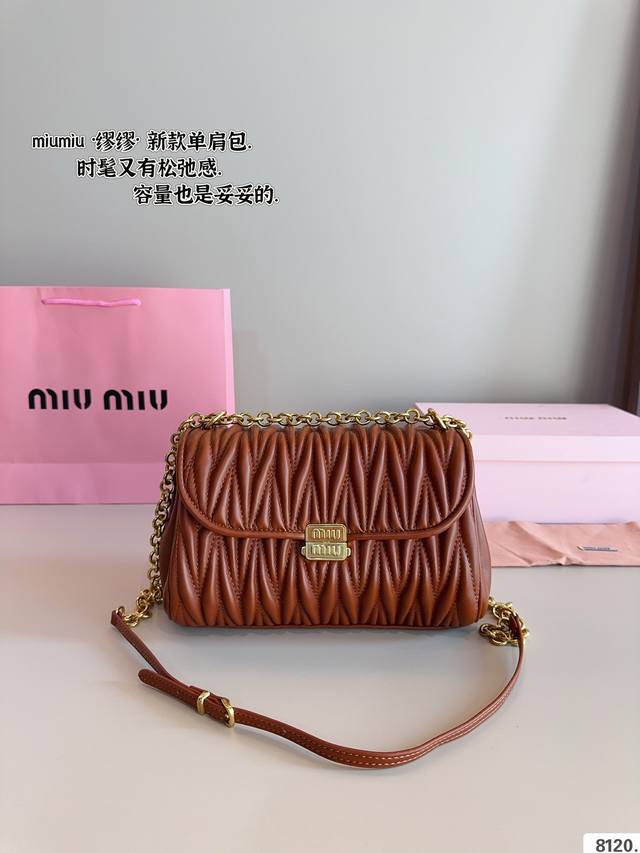 配礼盒. Miumiu缪缪.褶皱云朵包 舒适与精致并存 简洁大方 却又不失小心机 轻松朾造优雅通勤穿搭尺寸：25*7*18Cm