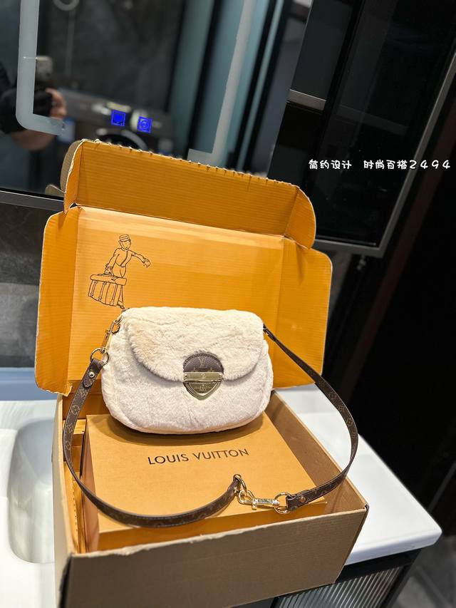 礼盒包装 Iv新款滑雪出ski系列毛茸茸的好舒服国 当季新款，Speedy 25和hills手拿包出手提和肩背都可以，链子更岛教长度可以调节的哦~25Cm