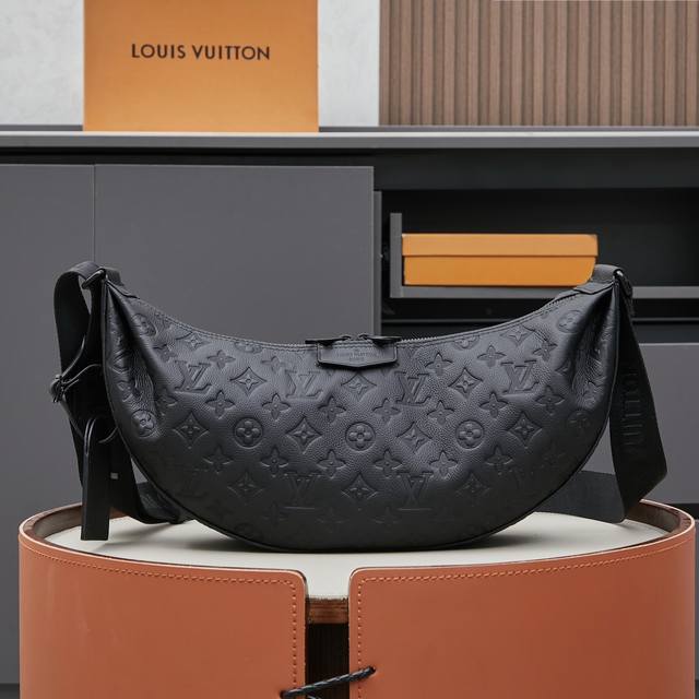 独家实拍 M12850大号 本款 Hamac 手袋以 Monogram 帆布塑造舒适背携包款。大号主隔层配有牢固拉链，内贴袋可存放玲珑物件。巧用可调节肩带，令斜