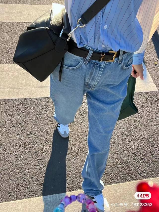 灵感,打造迷人曲线,那就不能错过圣罗兰腰带宽度3.0 头层牛皮。 腰带不仅仅是一个简单的配饰,更是展现你个性与魅力的利器无论你是要修饰腰部线条,还是要突出腰部曲 灵感,打造迷人曲线,那就不能错过圣罗兰腰带宽度3.0 头层牛皮。 腰带不仅仅是一个简单的配饰,更是展现你个性与魅力的利器无论你是要修饰腰部线条,还是要突出腰部曲