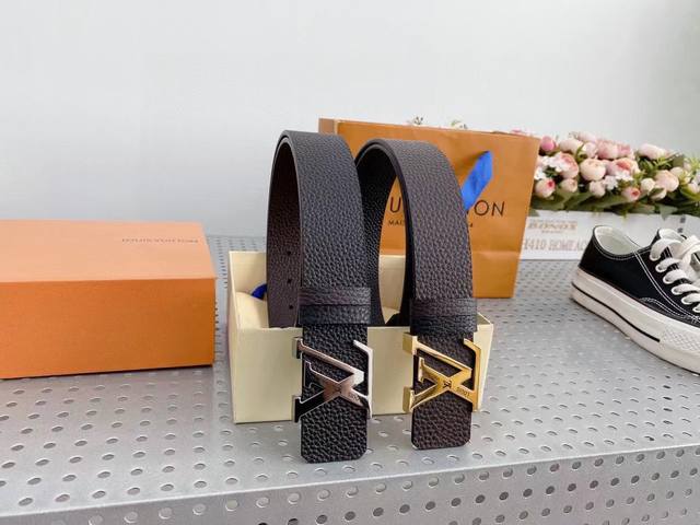 路易威登louis Vuitton 法国 专柜品质 官网同步 宽度3.8Cm 精美钢扣头 原版意大利双面进口小牛皮原版花纹 双面可用 黑色 咖啡 双色 手感极佳 路易威登louis Vuitton 法国 专柜品质 官网同步 宽度3.8Cm 精美钢扣头 原版意大利双面进口小牛皮原版花纹 双面可用 黑色 咖啡 双色 手感极佳