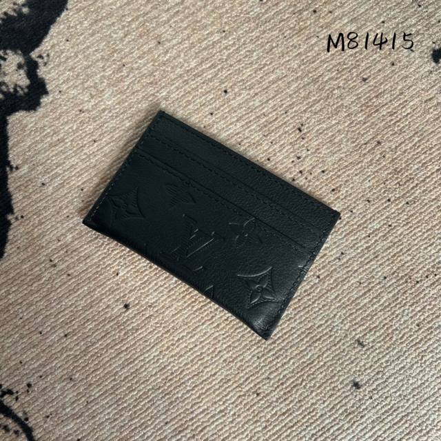 出厂价 芯片版 M81415黑压 本款 Double 卡夹释放 Monogram Shadow 皮革的典雅魅力。细腻牛皮革压印经典 Monogram 图案,玲珑 出厂价 芯片版 M81415黑压 本款 Double 卡夹释放 Monogram Shadow 皮革的典雅魅力。细腻牛皮革压印经典 Monogram 图案,玲珑