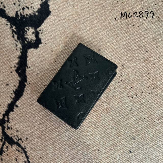 出厂价 芯片版 Lu 口袋钱包 M62899 由黑色monogram Shadow小牛皮裁制而成的路易口袋钱夹,携带日用物品的优雅之选。饰有经典monogram 出厂价 芯片版 Lu 口袋钱包 M62899 由黑色monogram Shadow小牛皮裁制而成的路易口袋钱夹,携带日用物品的优雅之选。饰有经典monogram