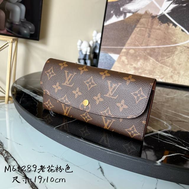 出厂价 芯片版 M61289老花 粉色 金扣 功能实用且设计华美的 Emilie 钱夹采用柔软的 Monogram 帆布制成 衬以颜色鲜艳的内衬 气质极为优雅 出厂价 芯片版 M61289老花 粉色 金扣 功能实用且设计华美的 Emilie 钱夹采用柔软的 Monogram 帆布制成 衬以颜色鲜艳的内衬 气质极为优雅