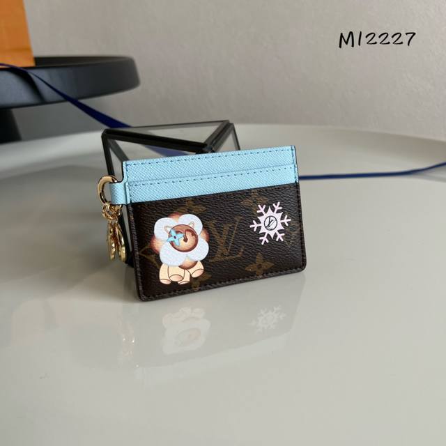 出厂价 芯片版顶级原单m12227 這款lv Charms名片夾以monogram塗層帆布及牛皮製造,是送禮佳品。名片夾綴有兩個金色monogram Bloss 出厂价 芯片版顶级原单m12227 這款lv Charms名片夾以monogram塗層帆布及牛皮製造,是送禮佳品。名片夾綴有兩個金色monogram Bloss