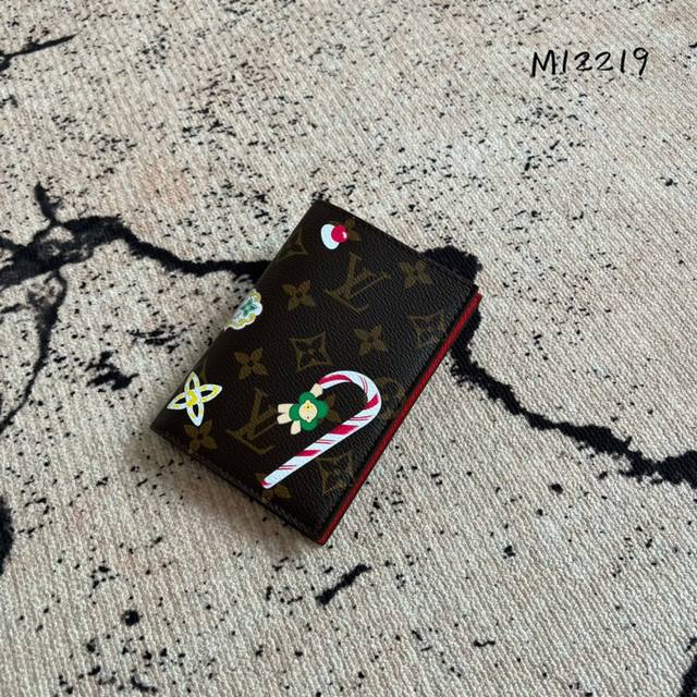 出厂价 芯片版 顶级原单 M12219 本款 Monogram 帆布版护照套饰有风格活泼的印花,描绘品牌吉祥物 Vivienne 在热带海域乘船玩耍的场景,为旅 出厂价 芯片版 顶级原单 M12219 本款 Monogram 帆布版护照套饰有风格活泼的印花,描绘品牌吉祥物 Vivienne 在热带海域乘船玩耍的场景,为旅