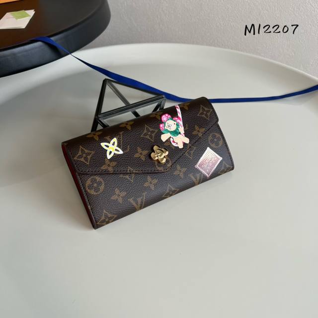 出厂价 芯片版 M1 7 这款信封式钱夹以优雅的 Monogram 帆布制成,内部设计精巧独特,拥有各种口袋和信用卡槽。19.0X 10.5X 2.5 Cm 长 出厂价 芯片版 M1 7 这款信封式钱夹以优雅的 Monogram 帆布制成,内部设计精巧独特,拥有各种口袋和信用卡槽。19.0X 10.5X 2.5 Cm 长