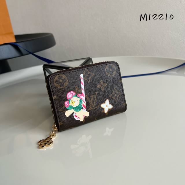 出厂价 芯片版 顶级原单 M12210 這款zippy拉鏈零錢包選用damier Ebene塗層帆布製作,綴有可愛迷人的印花圖案,描繪路易威登吉祥物vivien 出厂价 芯片版 顶级原单 M12210 這款zippy拉鏈零錢包選用damier Ebene塗層帆布製作,綴有可愛迷人的印花圖案,描繪路易威登吉祥物vivien