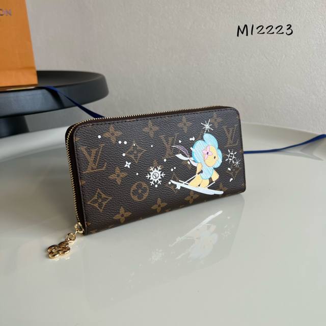 出厂价 芯片版 顶级原单 M12223 這款別具收藏價值的zippy拉鏈錢包以monogram塗層帆布製造,綴有可愛的路易威登吉祥物vivienne印花圖案,呈 出厂价 芯片版 顶级原单 M12223 這款別具收藏價值的zippy拉鏈錢包以monogram塗層帆布製造,綴有可愛的路易威登吉祥物vivienne印花圖案,呈