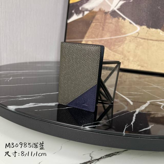出厂价 顶级原单 M30985 深蓝 全皮卡包钱包系列 口袋钱夹 本款口袋钱夹依托精湛镶嵌细工,将 V 字图案嵌入细腻 Taga 皮革,以鲜明色彩呼应路易威登传 出厂价 顶级原单 M30985 深蓝 全皮卡包钱包系列 口袋钱夹 本款口袋钱夹依托精湛镶嵌细工,将 V 字图案嵌入细腻 Taga 皮革,以鲜明色彩呼应路易威登传