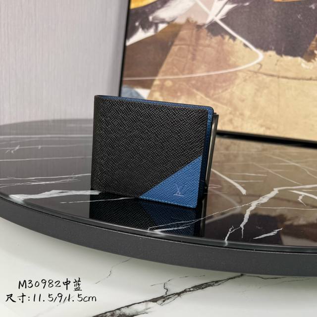 出厂价 芯片版 顶级原单 M30982 中蓝 本款 Multiple 钱夹采用传统镶嵌细工,将 Taga 皮革细致拼合,再以 V 形嵌饰注入当代色彩,致敬路易威 出厂价 芯片版 顶级原单 M30982 中蓝 本款 Multiple 钱夹采用传统镶嵌细工,将 Taga 皮革细致拼合,再以 V 形嵌饰注入当代色彩,致敬路易威