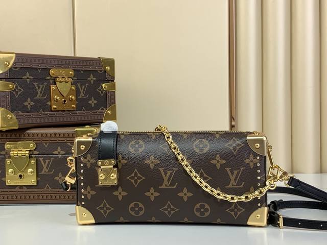 出厂价 升级版！ Slim Trunk 手袋 M13147 Slim Trunk手袋以优雅之姿亮相2025Cruise早春秀场，为经典 Trunk 手袋系列再添