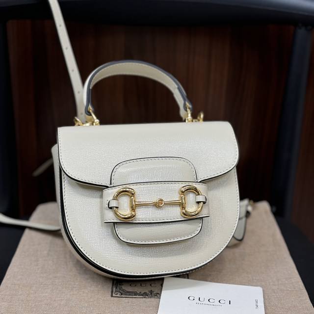 原厂皮 米色和乌木色gg Supreme帆布781387 内部:2个主隔层;1个卡片隔层 迷你尺寸:18厘米 宽 X 15厘米 高 X 6.5厘米 深 最大可容 原厂皮 米色和乌木色gg Supreme帆布781387 内部:2个主隔层;1个卡片隔层 迷你尺寸:18厘米 宽 X 15厘米 高 X 6.5厘米 深 最大可容