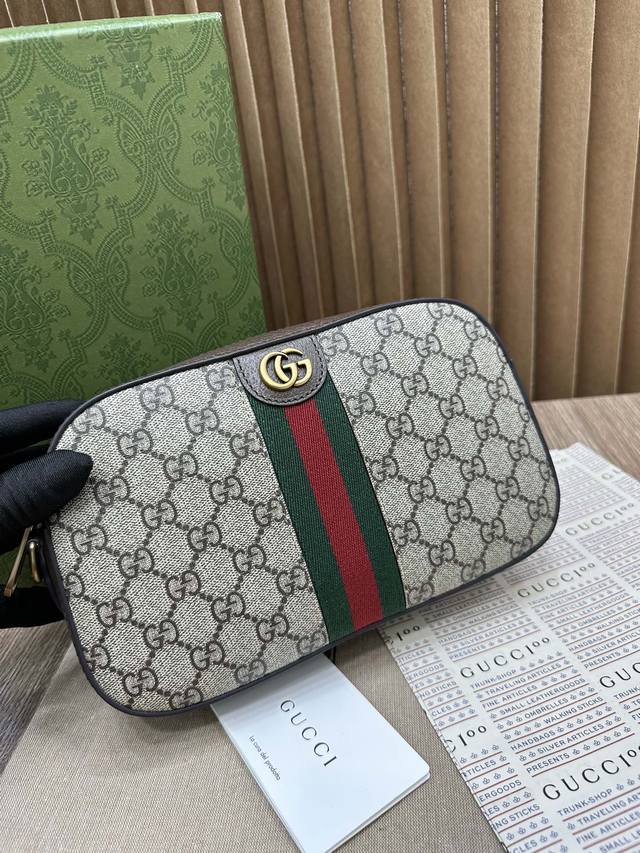 原厂皮 大货 Ophidia系列融合gucci传统精髓与现代设计752591匠心呈献亮眼新作。该系列融蕴织带与双g配件两大典藏细节,在早秋系列中焕新演绎创意造型 原厂皮 大货 Ophidia系列融合gucci传统精髓与现代设计752591匠心呈献亮眼新作。该系列融蕴织带与双g配件两大典藏细节,在早秋系列中焕新演绎创意造型