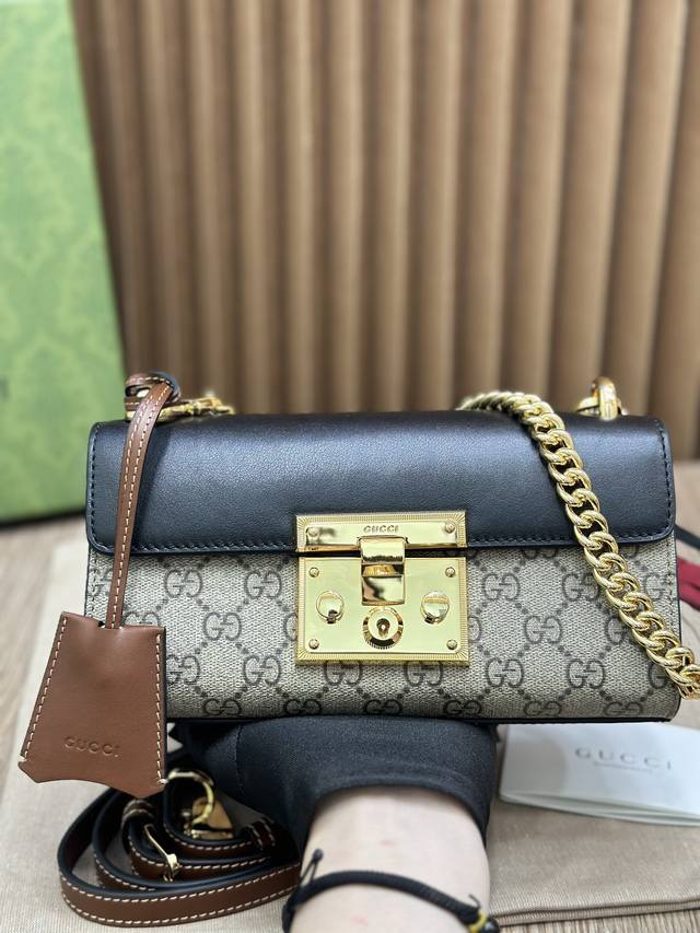 原厂皮 Padlock735103系列迷你肩背包造型挺括以gg Supreme帆布匠心打造搭配黑色皮革手袋上饰有该系列标志性的挂锁锁扣令人联想起品牌在休闲箱包世 原厂皮 Padlock735103系列迷你肩背包造型挺括以gg Supreme帆布匠心打造搭配黑色皮革手袋上饰有该系列标志性的挂锁锁扣令人联想起品牌在休闲箱包世