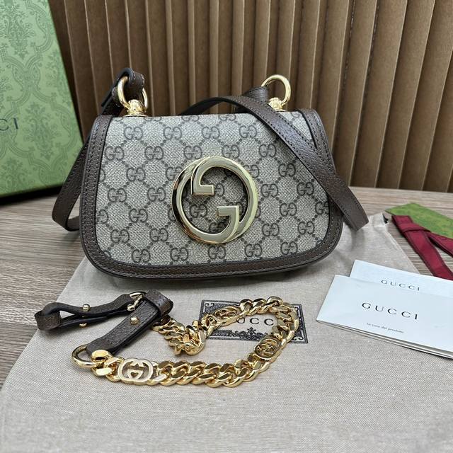 顶级原单 配全套包装 简介:以几何造型焕新演绎的互扣式双g出现在一系列中,金色调配件为这款单品增添一抹典雅的复古气息,尽显经典隽永的设计风范,一如这场时装秀的举 顶级原单 配全套包装 简介:以几何造型焕新演绎的互扣式双g出现在一系列中,金色调配件为这款单品增添一抹典雅的复古气息,尽显经典隽永的设计风范,一如这场时装秀的举