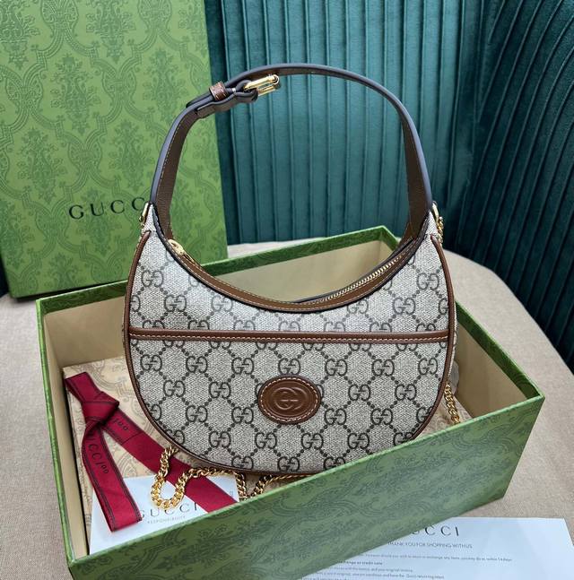 顶级原单 Gg半月造型迷你手袋这款迷你手袋采用新月造型搭配gg Supreme帆布材质,散发出浓郁的复古格调。品牌的每个系列醉心于探索不同的年代和时代,这款迷你 顶级原单 Gg半月造型迷你手袋这款迷你手袋采用新月造型搭配gg Supreme帆布材质,散发出浓郁的复古格调。品牌的每个系列醉心于探索不同的年代和时代,这款迷你