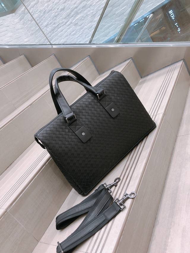 葆蝶家bv新品男士公文包进口头层胎牛皮 纯手工编织 3隔层实用款 低调奢华 尺寸:38Cm28Cm7Cm 葆蝶家bv新品男士公文包进口头层胎牛皮 纯手工编织 3隔层实用款 低调奢华 尺寸:38Cm28Cm7Cm