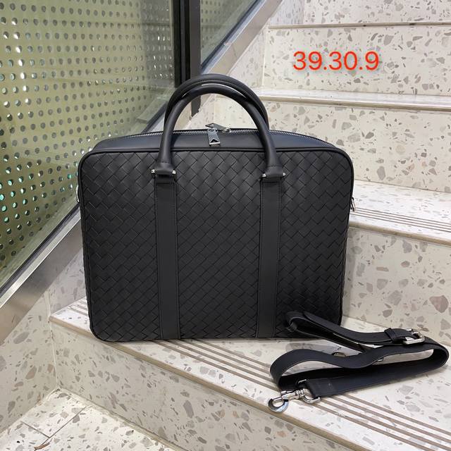 葆蝶家bv经典胎牛皮男士公文包永恒的经典!公文包必备的一款,集合商务休闲于一体内部设计 拉链暗格 手机暗袋 自由的空间 尺寸:39Cm30Cm9Cm 葆蝶家bv经典胎牛皮男士公文包永恒的经典!公文包必备的一款,集合商务休闲于一体内部设计 拉链暗格 手机暗袋 自由的空间 尺寸:39Cm30Cm9Cm